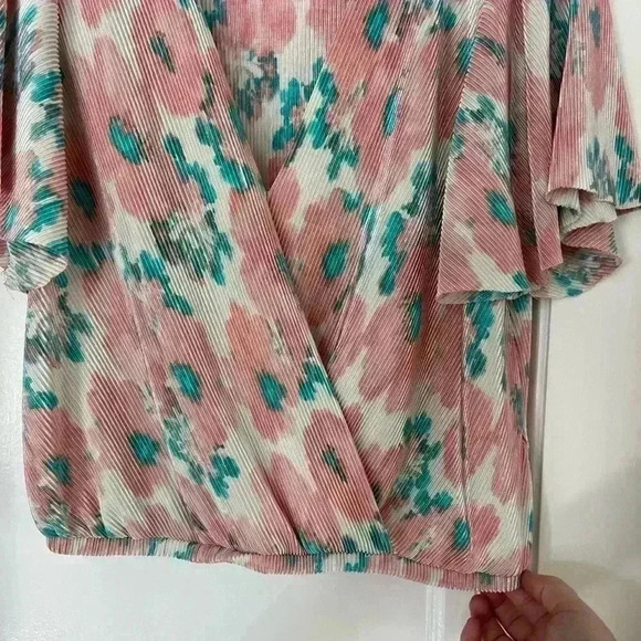 Pleated ASTR The Label Women's White and Pink Blouse - Picture 4 of 9